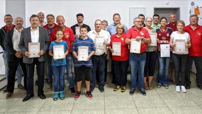 Bild: njn
Vorsitzender Andreas Wittmann (Zweiter von links), Zweiter Vorsitzender Franz Bauer (Vierter von links) und Reiner Ockl (Achter von rechts) zeichneten langjährige Mitglieder mit einer Urkunde aus.