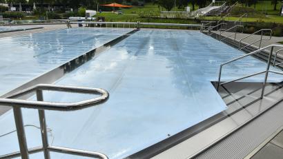 Bild: Petra Hartl
Über dem Lehrschwimmbecken ist schon die Abdeckung ausgerollt, das Becken wird ab Samstag gesperrt, um Heizkosten einzusparen. Das benachbarte Aquafitbecken mit seinen Sprudel- und Massagedüsen jedoch bleibt zugänglich.