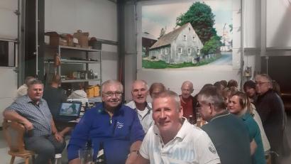 Bild: gis
Richard Ehlich (links) lud die Besucher zu einem spannenden Fotoabend ein. Der Fotograf hat vermutlich 30.000 Bilder in seiner Sammlung.