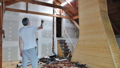 Bild: Thomas Dobler
Im Schwandorfer Ortsteil Ettmannsdorf traf am Mittwoch ein Blitz das Dach eines Hauses an der Hammerlstraße. Siegfried Tischler zeigt den Schaden am Dach, das provisorisch abgedichtet wurde. Am Boden liegen zerstörte und verkohlte Dachziegel.