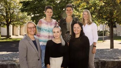 Bild: jzk
Rektorin Christine Wiesend (links) begrüßte die neuen Kolleginnen Petra Merkl, Alexandra Domeyer) vorne von rechts), Kathrin Weidner, Sarah Meichner und Michaela Kaufmann (hinten von rechts).