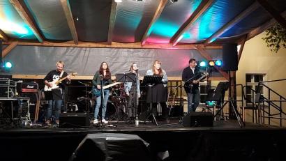 Bild: amö
Die "Horrorband" mit Martin Gersing, Susanne Hutzler, Theresa Weidhas, Stefanie Meier und Landrat Thomas Ebeling (von links).