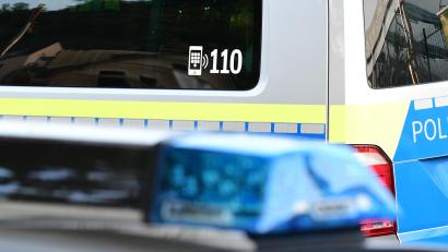 Symbolbild: Petra Hartl
Ein eingeworfenes Schaufenster und eine beschädigte Heckscheibe rufen die Amberger Polizei auf den Plan.