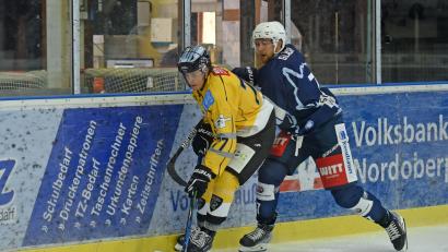 Bild: Gebert
Im fünften Vorbereitungsspiel treffen die Blue Devils Weiden am Freitag auf Ligakonkurrent Starbulls Rosenheim. Das Bild zeigt Devils-Stürmer Luca Gläser (rechts) im Testspiel gegen die Bayreuth Tigers (2:4).