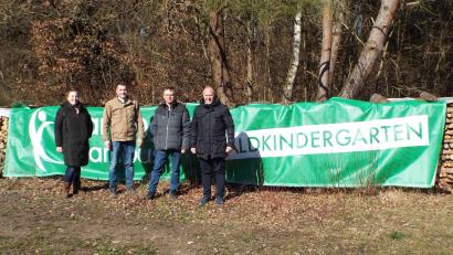 Bild: Klaus Högl
Hier entsteht der neue Waldkindergarten (von links): Sabrina Schwabl, Zweiter Bürgermeister Uwe Bergman, Georg Wendl (FW), 1. Bürgermeister Marcus Eichenmüller.