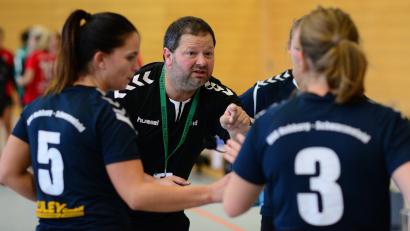 Bild: mr
HSG-Trainer Bernd Eckl (Mitte) wird auch in dieser Saison engagiert Anweisungen geben. Das Ziel der Handballerinnen ist klar: Wiederaufstieg.