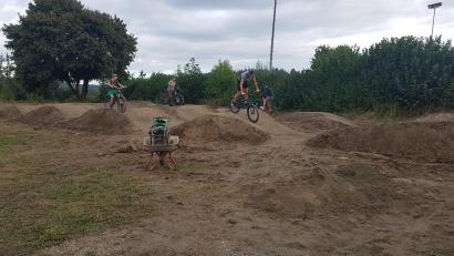 Bild: gi
Nach dem offiziellen Teil unterziehen die jungen Biker die neue Pumptrack-Anlage in Moosbach sofort einem Test.
