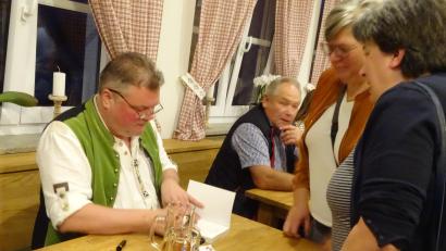 Bild: Houschka
Der Kriminalfall wurde nicht während der Lesung gelöst. Wie es ausgeht, steht in Fabian Borkners Buch "Zoigltod", das sich viele, signiert vom Autor, nach einem spannenden Vortrag mit heim nahmen.