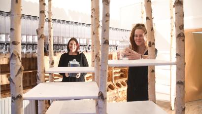 Archivbild: Gabi Schönberger
Hoffnungsvoll sind Sarah Bauer (rechts) und Anett Hartenstein (links) mit ihrem Laden "Nackter Frosch" gestartet. Nach eineinhalb Jahren schließen sich jetzt die Türen.