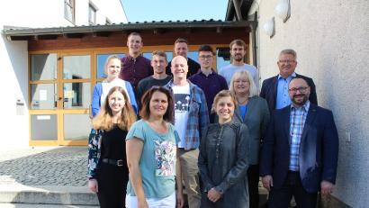Bild: jzk
Konrektor Holger König, Realschuldirektor German Helgert und Konrektorin Sandra Hering (von rechts) wünschen den neuen Lehrkräften alles Gute für ihren Unterricht an der Realschule Kemnath.