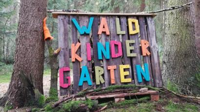 Symbolbild: Bertram Nold
Ein Hinweisschild aus Holz weißt auf einen Waldkindergarten hin. Auch in Schnaittenbach könnte es bald so eine Einrichtung geben.
