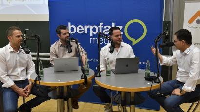 Bild: Petra Hartl
"Powerplay - der Eishockey-Podcast rund um die Blue Devils Weiden" live auf dem Oberpfalztag mit Devils-Geschäftsführer Franz Vodermeier (r) und dem Sportlichen Leiter Jürgen Rumrich (l)