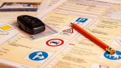 Symbolbild: Sebastian Luenenstrass/Sauerlandpics – stock.adobe.com
Für den Führerschein der Klasse B, also für ein Auto, muss man als Fahrschülerin oder Fahrschüler 14 mal 90 Minuten Theorieunterricht besuchen, sagt Fahrlehrer Jürgen Jaspers.