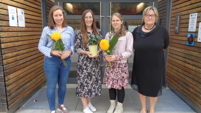 Bild: amö
Rektorin Christine Schneider begrüßte die neuen Lehrerinnen Marlene Bodensteiner, Lena Seitz und Romina Hegel (von rechts).