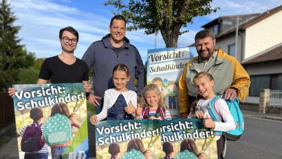 Bild: Marcel Rubenbauer/exb
Schüler stellen zusammen mit JU-Ortsvorsitzenden Raigering-Krumbach, Florian Singer, dessen Stellvertreter Marco Mulzer sowie dem Raigeringer CSU-Stadtrat Daniel Müller (von links) die Plakataktion der Jungen Union vor.