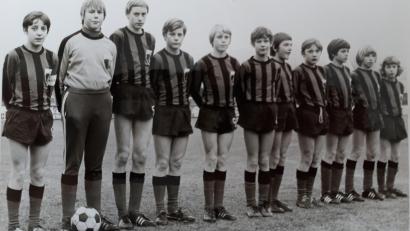 Bild: Büttner, Gerhard
1972 gewann die Schülermannschaft der SpVgg Weiden in überragender Manier den Bezirkstitel. Daran beteiligt waren (von links) Günter Grau, Erich Dippl, Hans Pausch, Raimund Schleicher, Klemens Hartich, Joschi Nagy, Werner Fröhlich, Heinrich Stadler, Ludwig Schreier, Claus Zick, Florian Hinterberger.