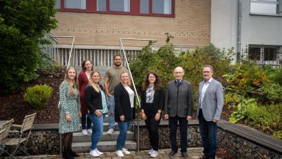 Bild: Tobias Frauendorfer/exb
Die neuen Lehrkräfte an der Realschule im Stiftland in Waldsassen: (von links) Jenny Anderko, Gudrun Betzl, Elisa Konrad, Thomas Weiß, Judith Beer, Theresa Römmelt, Realschuldirektor Stephan Drexler sowie Zweiter Bürgermeister Karlheinz Hoyer.