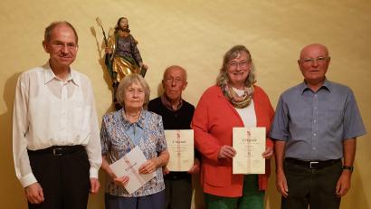 Bild: u
Bei der KAB-Jahreshauptversammlung werden langjährige Mitglieder geehrt (von links): der neue Präses Johann Hofmann, Irmgard und Herbert Rubenbauer, Monika Uhl und KAB-Ortsvorsitzender Günter Übelacker.