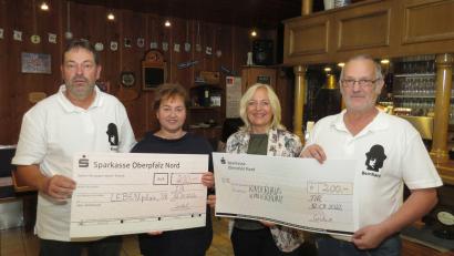 Bild: nic
Bei der Spendenübergabe: Veranstalter Reinhard Schwarz, Quartiersmanagerin Cornelia Stahl, Kinderhaus-Leiterin Silvia Markowski und Wirt Bernhard Cieslak (von links).