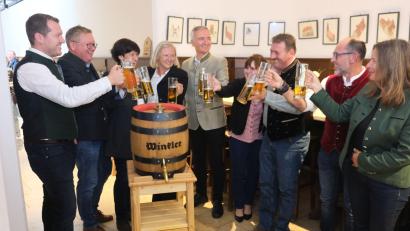 Bild: usc
Vertreter der Brauerei und des ACM und der Festwirt stießen mit Oberbürgermeister Michael Cerny (Zweiter von links) und MdL Harald Schwartz (Fünfter von links) auf eine schöne Dult an.