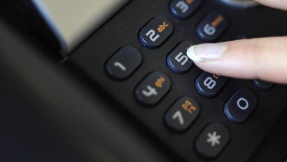 Bild: Marc Müller/dpa
Eine Frau gibt auf einer Telefontastatur eine Nummer ein. Die Stadtwerke warnen vor aufdringlichen Anrufen von Callcentern, die angeblich Gas und Strom anbieten.