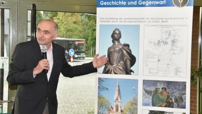 Bild: hcz
Eugen Eichelberg zeigt das Bild von Zarin Katharina II., die 1763 zahlreiche Deutsche in ihr Reich holte.