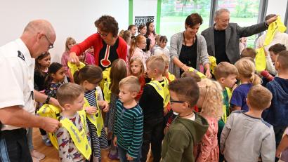 Bild: gf
EPHK Andreas Weigert, Rektorin Marion Weigl, Klassenleiterin Ulrike Doschat und Gernot Schötz (v.l.n.r.) verteilten an die Erstklässler gelbe Warnwesten, damit die Kinder auf den Schulweg auch bei schlechter Sicht schon von Weitem erkannt werden.