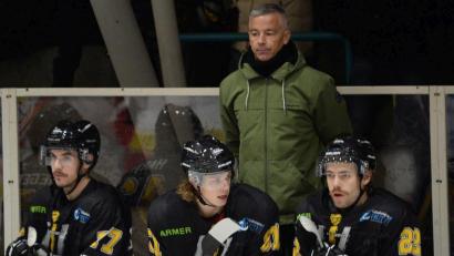 Archivbild: brü
Trainer Dirk Salinger (hinten) erwartet sich weitere Aufschlüsse von den beiden Testspielen.