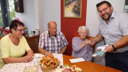 Bild: bkr
Bürgermeister Thomas Kaufmann hatte für Hildegard Hösl das Landkreisbuch als Geschenk mitgebracht. Der Jubilarin gratulierten auch Sohn Karl und dessen Frau Roswitha (von rechts).