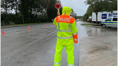 Bild: Rebecca Zweigle
Am Oberpfalzweiten Verkehrskontrolltag legen die Polizisten ihr Hauptaugenmerk, wie hier an der Kontrollstelle Ulrichberg Süd, auf den Schwerverkehr und Verkehr über die deutsch-tschechische Grenze.