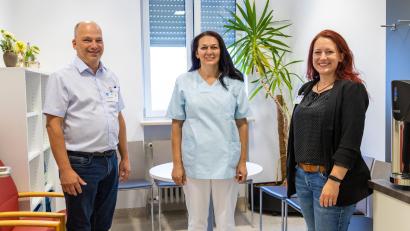 Bild: Michael Vogl/exb
Nina Ognyanova (Mitte) schlägt mit ihrer Ausbildung zur Pflegefachhelferin am Krankenhaus St. Barbara privat neue Wege ein. Aber auch für Pflegedirektor Frank Hederer und seine Stellvertreterin Katrin Eger ist sie die Pionierin eines neuen Ausbildungsganges.