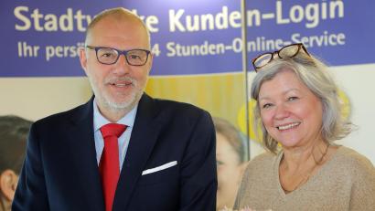 Bild: Wolfgang Steinbacher
Der neue Geschäftsführer der Stadtwerke Amberg und seine Ehefrau erfuhren am Freitag einen herzlichen Empfang in Amberg.