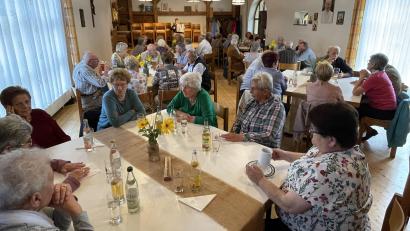 Bild: Gemeinde Kastl/exb
Rund 50 Personen hatten sich zur erstmals angebotenen Seniorenkirchweih im Pfarrsaal eingefunden.