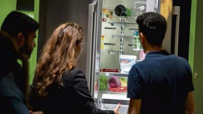 Symbolbild: Fabian Sommer/dpa
Neue Kühlschränke sind meist energieeffizienter als ältere Modelle. Finanziell lohnt sich die Neuanschaffung aber meist erst nach mehreren Jahren.