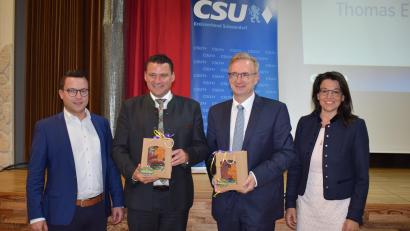 Bild: bnr
Die Delgiertenversammlung des CSU-Kreisverbandes nominierte MdL Alexander Flierl (Zweiter von rechts) und Landrat Thomas Ebeling (Zweiter von links) zu den Stimmkreiskandidaten für die Landtags- und Bezirkstagswahl 2023. Zur Wahl gratulierten MdB Martina Englhardt-Kopf (rechts) und Matthias Meier (links).