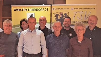 Bild: Sebastian Klamt/exb
Bürgermeister Johannes Reger (links) und TSV-Vorsitzender Bernhard Reis (Zweiter von rechts) gratulierten dem im Amt bestätigten Vorstandsteam. Mit im Bild (von links) Herbert Stengl, Ulrike Böhm, Stefan Klamt, Wolfgang Hoffmann, Berthold Seitz, Fabian Kastner und Norbert Martetschläger.