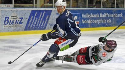 Bild: Gebert
Die Blue Devils Weiden (links Elia Ostwald) unterlagen am Freitag den Starbulls Rosenheim (rechts Manuel Strodel) mit 0:2.