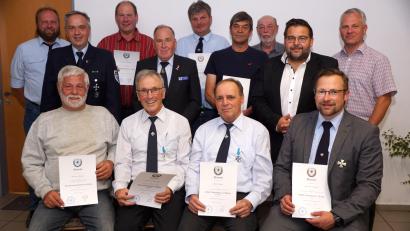 Bild: bkr
Urkunden und Ehrenzeichen für besondere Verdienste erhielten ein knappes Dutzend Kameraden: (sitzend von links) Herbert Huber, Bernhard Kreuzer, Hans Stahl und Martin Schmid, (stehend von links) Thomas Heser, Kreisvorsitzender Thomas Semba, Roland Schäffler, Bezirksvorsitzender Horst Embacher, Josef Heser, Günther Thätz, Peter Hößl, Bürgermeister Thomas Kaufmann und Matthias Melzner.