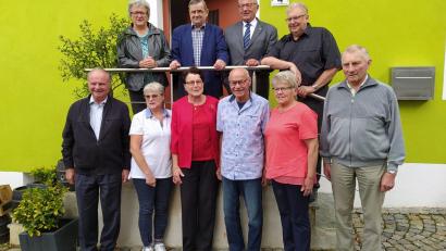 Bild: rn
Frauenbeauftragte Marga Scherm, Stadtverbandsvorsitzender Dieter Kies, Ortsvorsitzender Klaus Lehl und dritter Bürgermeister Udo Müller (oben von links) dankten (von links) Max Wagner, Anneliese Schönmann, Gerda Rupprecht, Herbert Nusser, Elisabeth Schreml und Hans Dötsch für langjährige Mitgliedschaft und verdienstvolle Mitarbeit in der Vorstandschaft.
