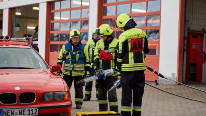 Bild: exb/Smith
Aktive der Feuerwehr Windischeschenbach bei der Leistungsprüfung. Im Mittelpunkt steht der Umgang mit dem Rettungsspreitzer bei einem Unfall.