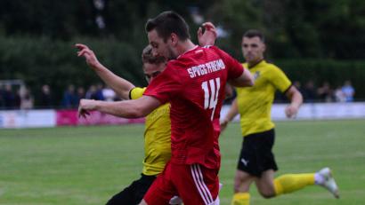 Archivbild: mhs
Johannes Blödt (vorne, im Spiel gegen den FC Amberg) stößt am Wochenende wieder zum Kader der SpVgg Pfreimd.