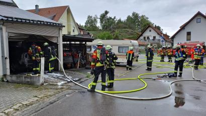 Bild: Alexander Graf/exb
Eine Garage brannte am Donnerstagnachmittag in Heimhof (Gemeinde Ursensollen). Die Feuerwehren von Ursensollen und Hausen konnten das Feuer innerhalb kurzer Zeit löschen.