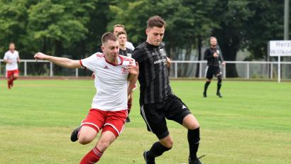 Archivbild: Gebert
Die SpVgg Wiesau muss im Heimspiel gegen den TSV Waldershof auf einige Stammkräfte verzichten. Unter anderem fehlt Lars Saller (links, hier im Laufduell mit dem Konnersreuth Tobias Rosner).