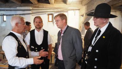 Bild: krb
Tobias Knauer (Zweiter von rechts), Leiter des Weidner Bildungszentrums der Handwerkskammer, im Gespräch mit Peter Aicher (links) einem der führenden Vertreter des Bayerischen Zimmererhandwerks.