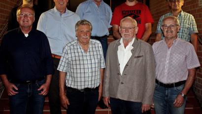 Bild: R. Kreuzer
Neuwahlen die gewählten Mitglieder die sich für ein Amt zur Verfügung stellten. Erste Reihe vorne: Herbert Hirmer, Gerog Bücherl, Josef Schärtl und Hans Person. Dahinter die Ausschussmitglieder.