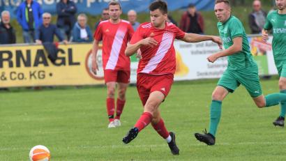 Archivbild: G. Büttner
Nach dem 3:1-Sieg beim Aufsteiger FC Weiden-Ost (Szene) will die SpVgg Vohenstrauß auch gegen den Titelfavoriten SC Luhe-Wildenau punkten. Corbinian Franz zeigt schon mal, wie es dank einer vorbildlichen Schusstechnik mit einem Erfolg über den Spitzenreiter klappen könnte.
