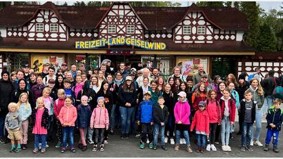 Bild: JRK-Kreisverband Tirschenreuth/exb
Im Freizeitland Geiselwind verbrachten 80 Jugendrotkreuz-Mitglieder aus dem ganzen Landkreis einen kurzweiligen Tag.