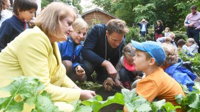 Bild: Gabi Schönberger
Die Grünen in ihrem Element: Bundesfamilienministerin Lisa Paus und Fraktionschef Ludwig Hartmann bei der Kartoffelernte im Weidener Kindergarten Sankt Markus.