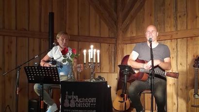 Bild: Markus Kurz/exb
Roland Winkler (links) und Rainer Kapalla nahmen mit ihren Liedern die gut 200 Gäste im Aiherlhof in Mitterauerbach mit auf eine Reise zum Träumen und auch zum Mitsingen.