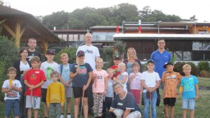 Bild: Thomas Greger/exb
Die Teilnehmer des MVM-Minigolfturniers mit ihren Betreuern.